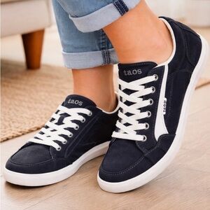 Taos Footwear woman’s black and White Sneakers